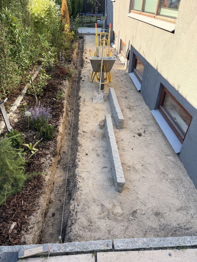 Granitkant sættes langs huset